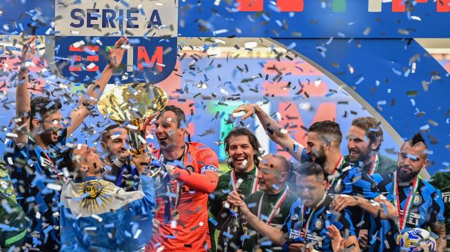 Para pemain Inter Milan merayakan gelar juara Liga Italia pada pekan ke-38 di Stadion Giuseppe Meazza,, Milan, Italia, Minggu (23/5/2021). MIGUEL MEDINA / AFP