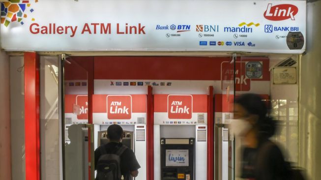 Nasabah melakukan transkasi melalui mesin Anjungan Tunai Mandiri (ATM) Link di Jakarta, Minggu (23/5/2021). ANTARA FOTO/Galih Pradipta