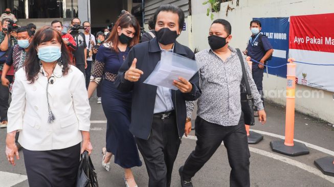 Mantan Menteri Pemuda dan Olahraga Roy Suryo  usai membuat laporan di Polda Metro Jaya, Jakarta Selatan, Senin (24/5/2021). [Suara.com/Alfian Winanto]