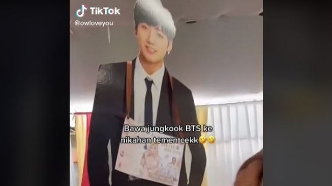 Kocak! Pengantin Pria Tersisih, Wanita Ini Ajak Jungkook BTS ke Kondangan