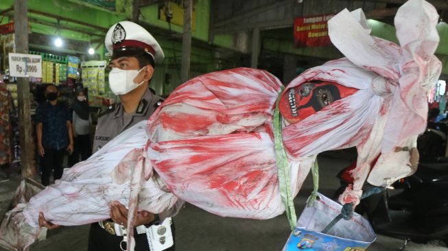 Anggota Satlantas Polres Kediri Kota menggelar sosialisasi penerapan protokol kesehatan (prokes) di Pasar Bandar, Kota Kediri, Jawa Timur, Senin (24/5/2021). ANTARA FOTO/Prasetia Fauzani