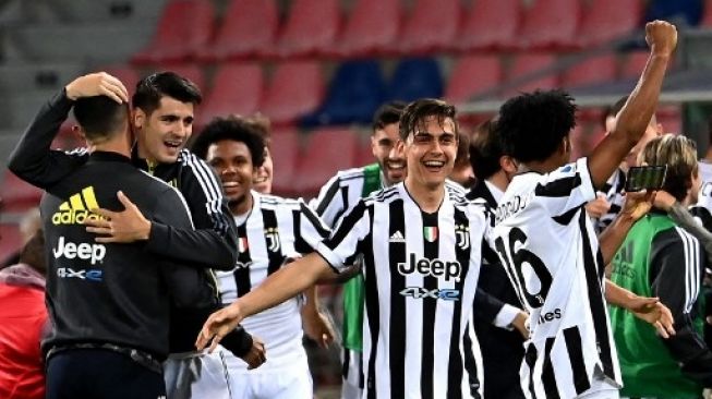 Paulo Dybala (tengah) dan pemain Juventus lainnya merayakan kemenangan atas Bologna di pekan terakhir Liga Italia yang dimainkan di  Renato-Dall'Ara stadium, Bologna. ANDREAS SOLARO / AFP 