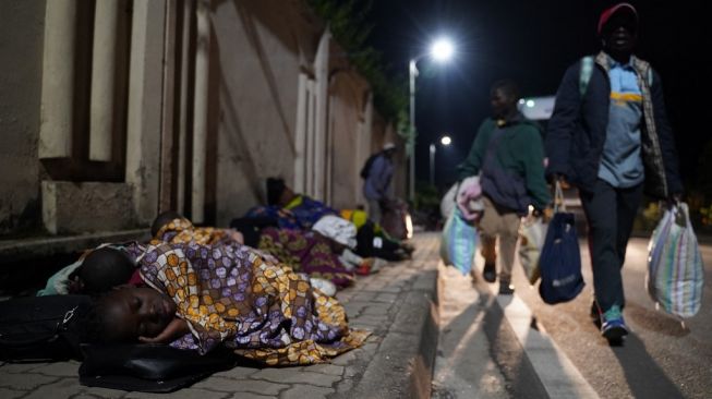 Warga Kota Goma, Kongo mengungsi dan tidur di jalanan akibat gunung Nyiragongo meletus. (Foto: AFP)