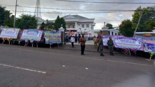 Rumah duka Wakil Gubernur Papua Klemen Tinal dipenuhi karangan bunga / [KabarPapua.co] 