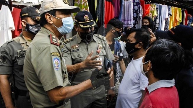 Diwarnai Cekcok, Satpol PP Segel Bangunan Ilegal di Karang Jangkang