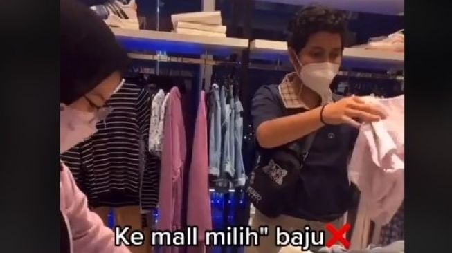 Viral Aksi Muda-mudi 'Cari Pahala' di Mal sampai Dikira Pegawai Beneran