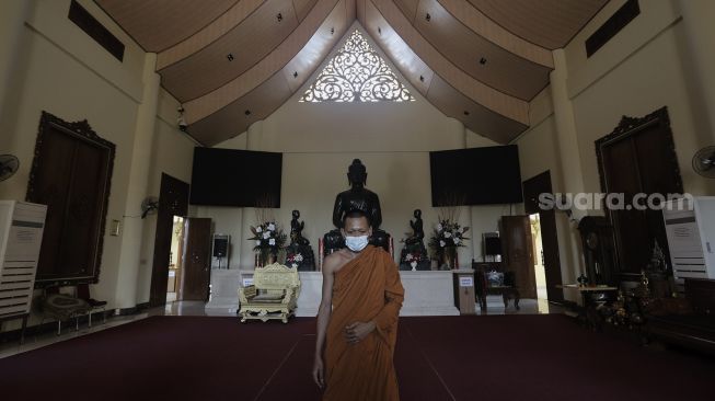 Ketua Sangha Dhammaduta Indonesia, Bhikkhu Tejavaro Thera berjalan di Vihara Hemadhiro Mettavati, Jakarta, Selasa (25/5/2021). [Suara.com/Angga Budhiyanto]