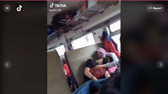 Viral Potret Ibu Peluk Anak Tertidur di Kereta Api, Bikin Terharu