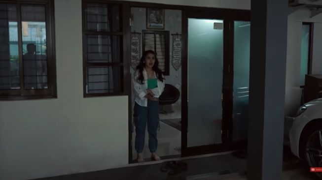 Penampakan rumah Ayu Ting Ting di dalam gang [YouTube/Atta Halilintar]