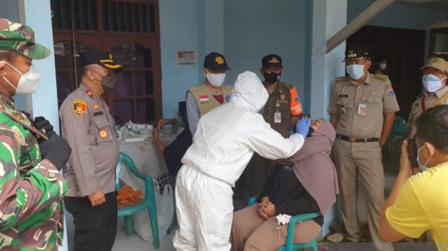 RT di Srengseng Sawah yang Lockdown Mikro Disemprot Disinfektan