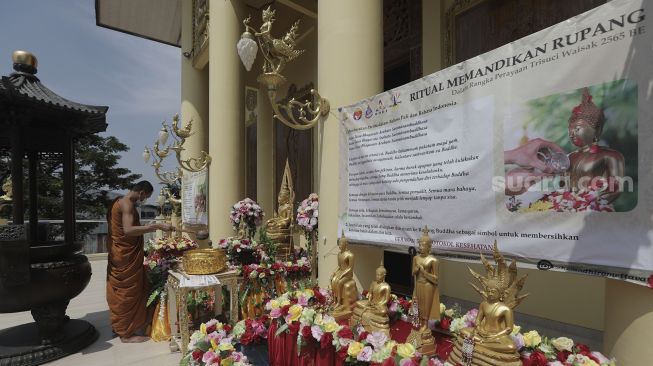 Ketua Sangha Dhammaduta Indonesia, Bhikkhu Tejavaro Thera beribadah di Vihara Hemadhiro Mettavati, Jakarta, Selasa (25/5/2021). [Suara.com/Angga Budhiyanto]