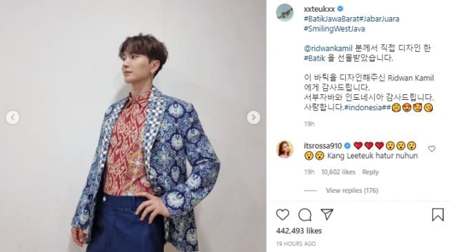 Leeteuk pakai batik karya Ridwan Kamil. [Instagram/xxteukxx]