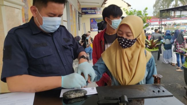 Polres Cimahi Digeruduk Ratusan Pencari Kerja