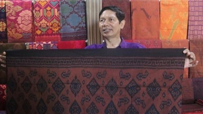 Wisata Bali: Seni Kain Endek Pewarna Alami dari Pertenunan Artha Dharma