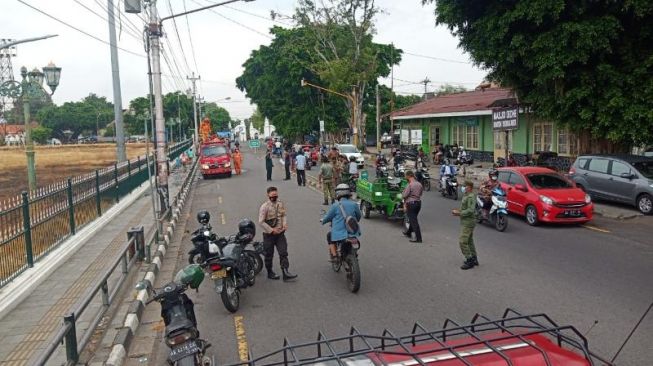 Petugas Pemadam Kebakaran memadamkan lahan terbakar di Alun-Alun Utara, Kota Yogyakarta, Selasa (25/5/2021). - (SuaraJogja.id/HO-Damkar Kota Yogyakarta)