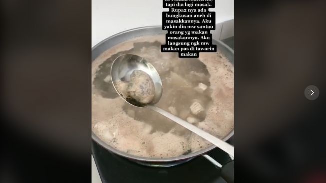 Masak Di Dapur Teman, Wanita Syok Nemu Buntalan Aneh di Kuah (TikTok/ Jannah_04_)