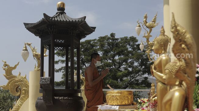 Ketua Sangha Dhammaduta Indonesia, Bhikkhu Tejavaro Thera beribadah di Vihara Hemadhiro Mettavati, Jakarta, Selasa (25/5/2021). [Suara.com/Angga Budhiyanto]