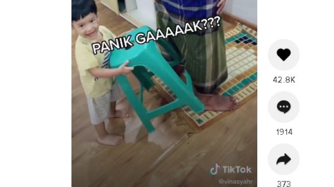 Suami salat pakai kursi usai operasi (tiktok.com/@vinasyahr)