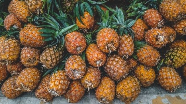 Keren! Begini Cara Buka Nanas Tanpa Pisau yang Jarang Diketahui