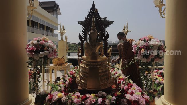 Ketua Sangha Dhammaduta Indonesia, Bhikkhu Tejavaro Thera beribadah di Vihara Hemadhiro Mettavati, Jakarta, Selasa (25/5/2021). [Suara.com/Angga Budhiyanto]