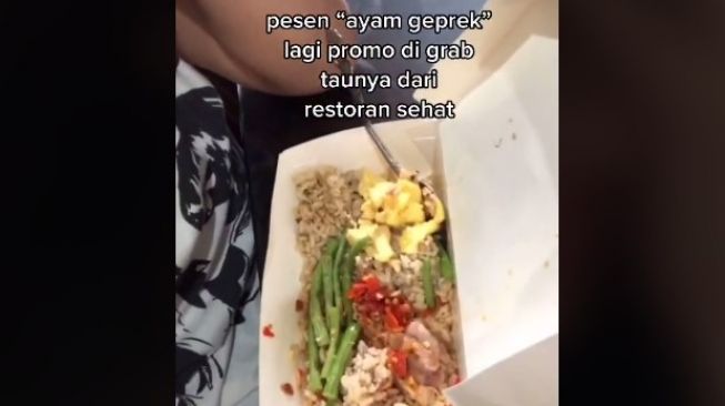 Gadis ini nyesek beli ayam geprek tak sesuai ekspektasi. (TikTok)