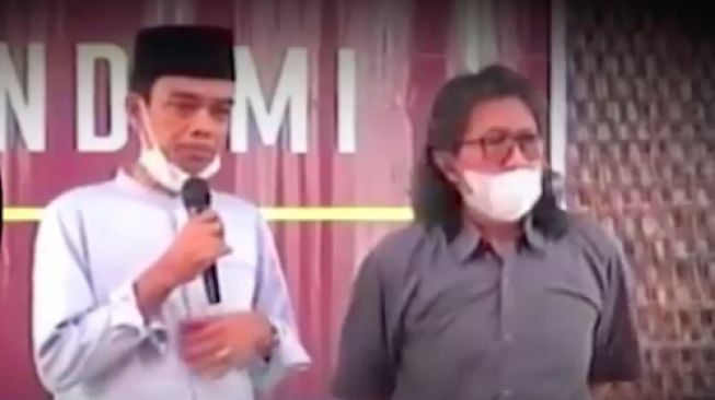 Pertama Kali Bertemu, UAS dan Cak Nun Saling Memuji Keilmuan