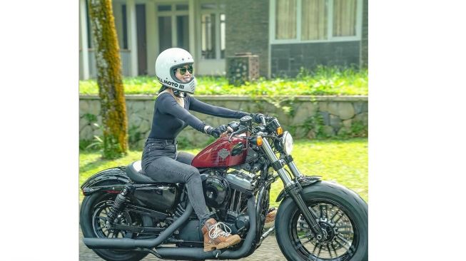WIka Salim santai dengan menunggangi Harley-Davidson (Instagram)