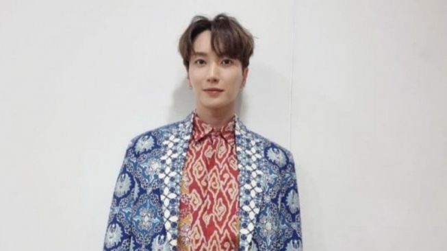 Artis Boy Band Korea Pamerkan Baju Batik Rancangan Ridwan Kamil