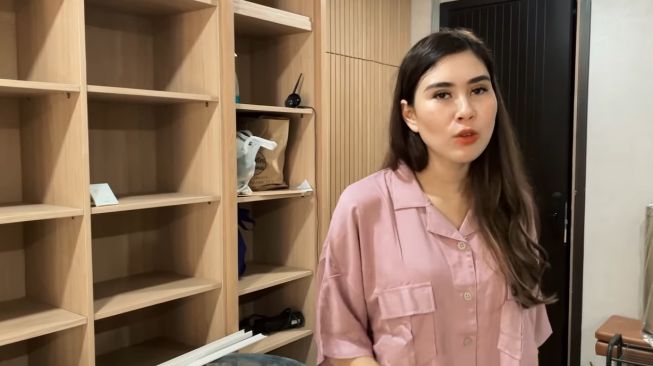 Potret rumah baru Syahnaz Saqidah.(YouTube/Jeje and Nanas)