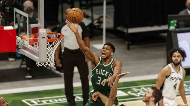 Play-off NBA: Bucks Hajar Miami Heat Lewat Hujan Tripoin