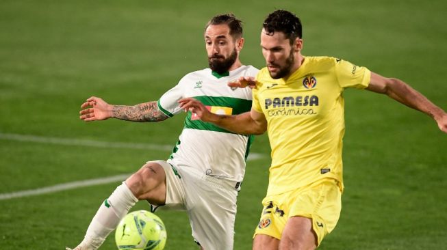 Fullback Villarreal, Alfonso Pedraza (kanan). [JOSE JORDAN / AFP]