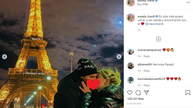 Mauro Icardi dan Wanda Nara ciuman di depan Menara Eiffel. (Instagram/wanda_icardi)