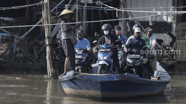 Menyeberangi Kali Cagak dengan Perahu Eretan