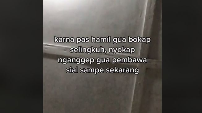 Kisah wanita tak ditolong ibunya saat kecelakaan (tiktok.com/@gataumokngamok)