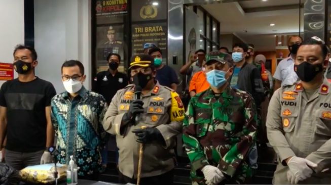 Kapolres Tangsel AKBP Iman Imanuddin dalam jumpa pers penangkapan pria yang menganiaya anak perempuan di Serpong, Tangerang Selatan, Kamis (20/5/2021) malam. (Instagram @humaspolrestangsel)