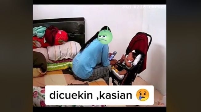 Bayi Dicueki Pengasuh yang Asyik Main HP, Ortu Kesal Tapi Tak Bisa Marah