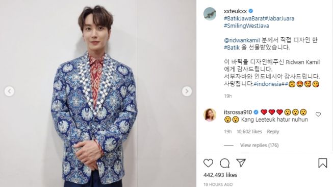 Leeteuk pakai batik karya Ridwan Kamil. [Instagram/xxteukxx]