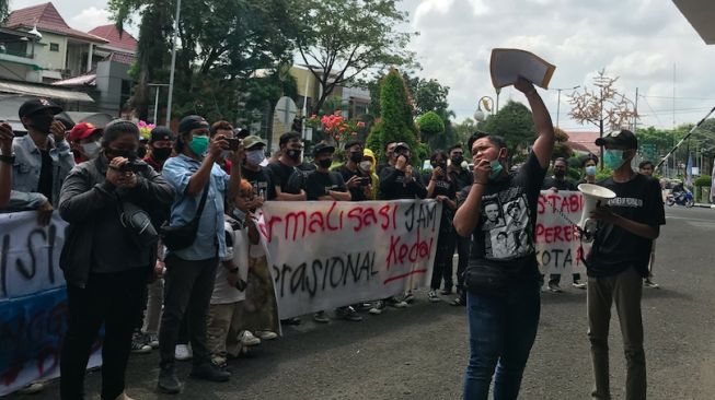 Razia Prokes Tak Adil, Forum Kedai Palembang Aksi di Kantor Wali Kota