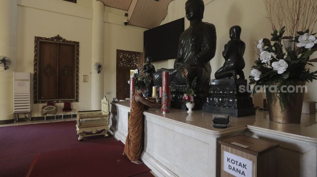 Ketua Sangha Dhammaduta Indonesia, Bhikkhu Tejavaro Thera melakukan persiapan ibadah Waisak di Vihara Hemadhiro Mettavati, Jakarta, Selasa (25/5/2021). [Suara.com/Angga Budhiyanto]