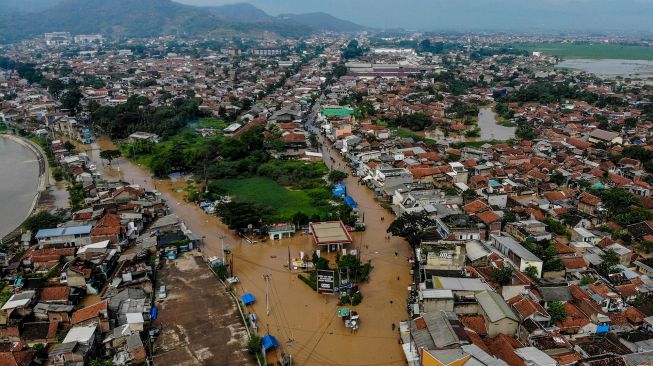 Foto udara jalan nasional yang terendam banjir di Baleendah, Kabupaten Bandung, Jawa Barat, Selasa (25/5/2021). ANTARA FOTO/Raisan Al Farisi