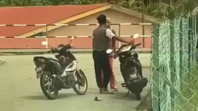 Diduga Pasangan Bertengkar Pinggir Jalan, Sikap Si Lelaki Tuai Pujian