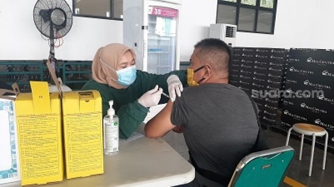 500 Pelaku UKM Divaksin AstraZeneca, Hanya Satu Orang Alami KIPI Mual