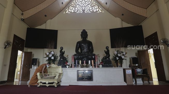 Ketua Sangha Dhammaduta Indonesia, Bhikkhu Tejavaro Thera melakukan persiapan ibadah Waisak di Vihara Hemadhiro Mettavati, Jakarta, Selasa (25/5/2021). [Suara.com/Angga Budhiyanto]