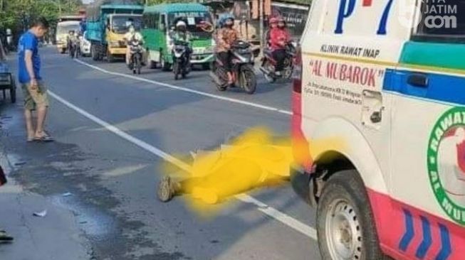 Ya Allah! Bonceng Istri, Suami Asal Kediri Terlindas Truk di Gresik