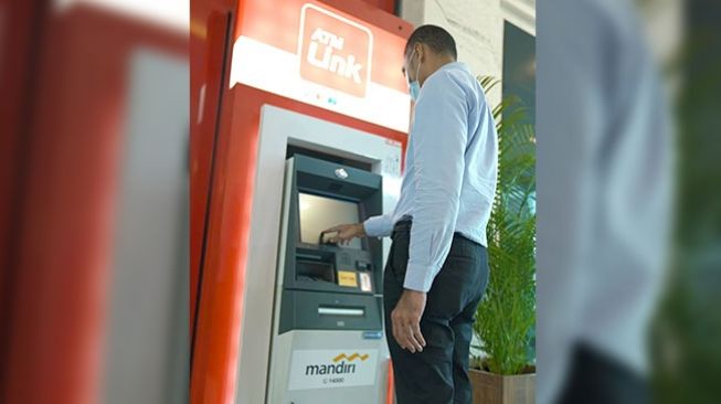 Dear Nasabah, Cek Saldo dan Tarik Tunai di ATM Link Berlogo Mandiri Gratis