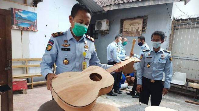 Melirik Produksi Gitar Akustik WBP Lapas Rangkasbitung; Bernilai Jual Tingg