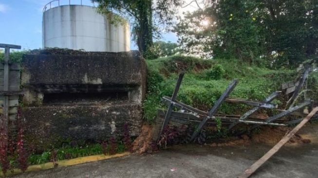 Hujan di Balikpapan, Siring Sekitar Bunker Jepang Ambruk