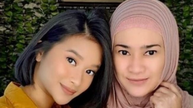 Ikke Nurjanah dan putrinya, Siti Adira Kania.(Instagram/@ikkenurjanah0518)