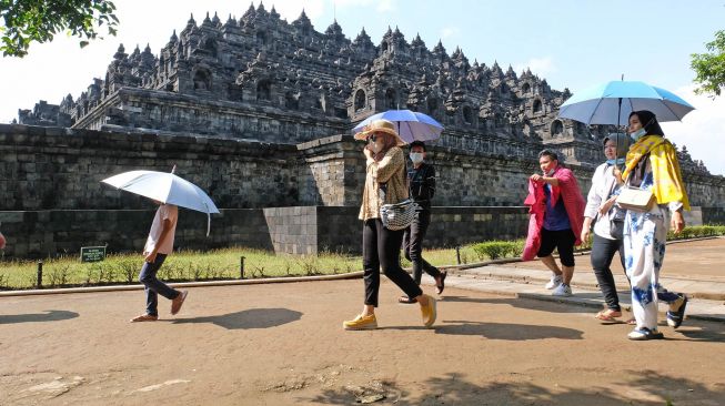 Sejumlah warga berwisata saat libur Waisak di kawasan Taman Wisata Candi (TWC) Borobudur Magelang, Jawa Tengah, Rabu (26/5/2021). ANTARA FOTO/Anis Efizudin