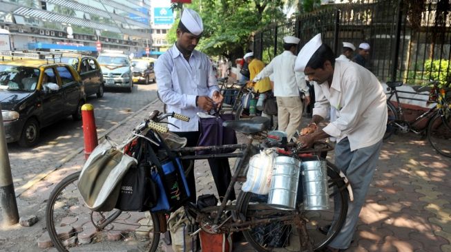 Sejumlah kurir Dabbawala di Mumbai bersiap mengantar pesanan makanan ke pelanggan. (Foto: AFP)